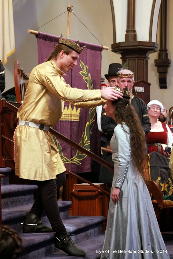 Edward III crowns Thyra II